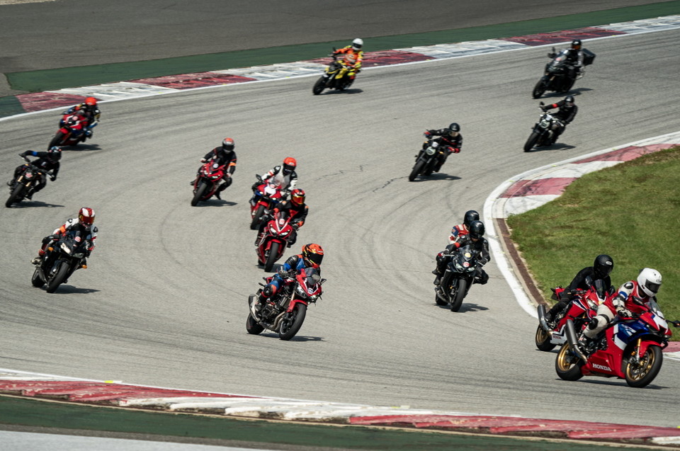 제2회 혼다 트랙데이에서 트랙을 주행하고 있는 바이크. 사진=혼다코리아