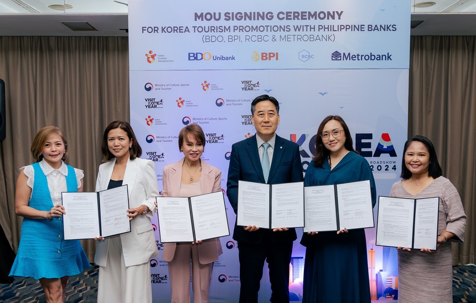 한국관광공사 서영충 사장직무대행(왼쪽에서 4번째)이 필리핀 금융사와 MOU를 체결하고 있다. 사진=한국관광공사