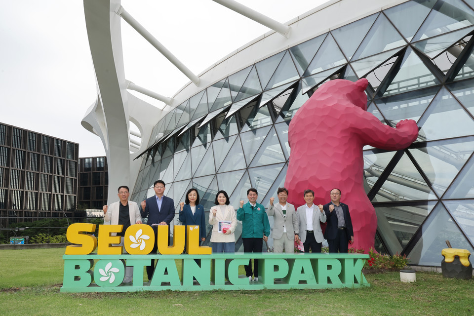 서울식물원 시찰에 나선 서울시의회 환경수자원위원회 위원들이 기념 사진을 촬영하고 잇다. 사진=서울시의회