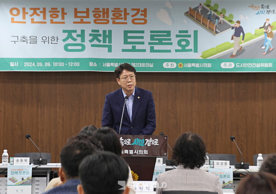 강동길 도시안전건설위원장이 개회사를 하고 있다. 사진=손진석 기자