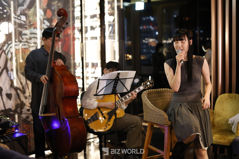재즈 가수 문미향의 매력적인 목소리가 악기의 선율을 타고 마리포사 & M29를 가득 채웠다. 사진=손진석 기자
