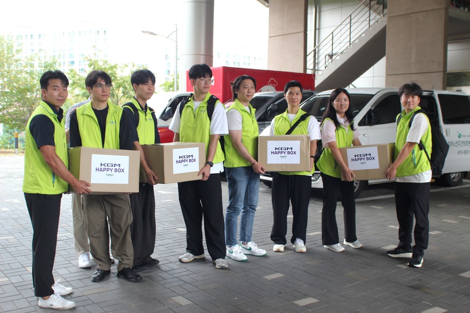 KGM 신입사원들이 직접 선물 준비해 평택 관내 소외계층에 전달했다. 사진=KGM