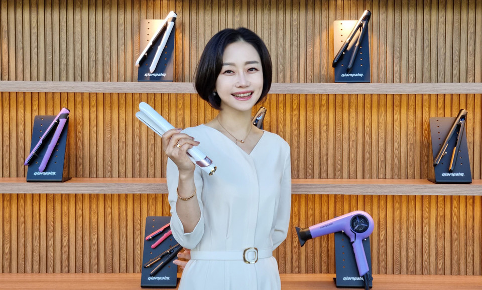 이명현 언일전자 대표가 자사 프리미엄 고데기 브랜드 '글램팜' 제품을 소개하고 있다. 사진=쿠팡