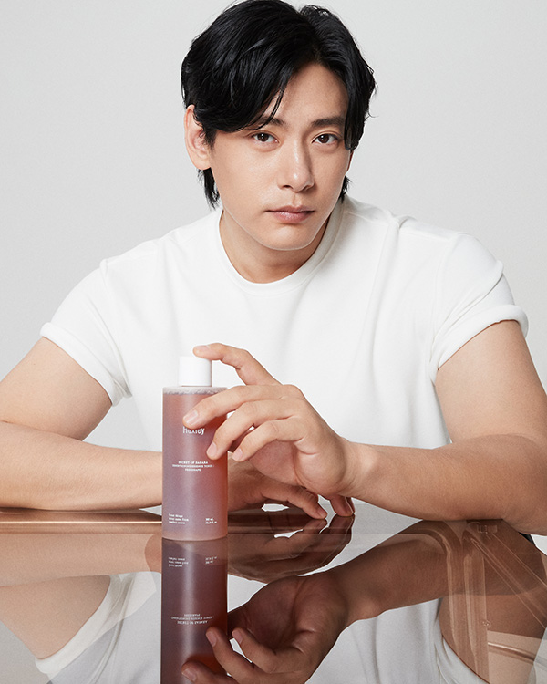 컨템포러리 뷰티 브랜드 ‘헉슬리’가 배우 유태오, 모델 이오와 함께한 프리쉐이프(FREESHAPE) 캠페인 영상을 12일 공개했다. 헉슬리 새 브랜드 모델 ‘배우 유태오’. 사진=헉슬리