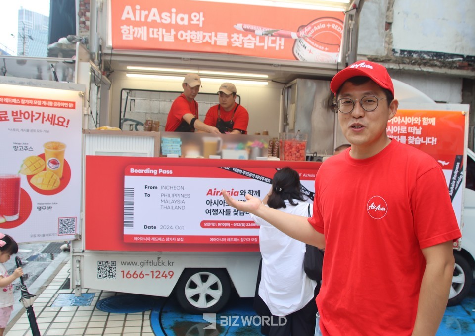 양희찬 에어아시아 한국지사장이 거리 홍보활동에 대해 설명하고 있다. 사진=손진석 기자