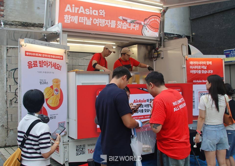 레드패스 참가 신청을 마친 행사 참가자들이  커피차에서 땡모반(수박 주스) 또는 망고 주스 등의 아시아 디저트를 제공 받고 있다. 사진=손진석 기자
