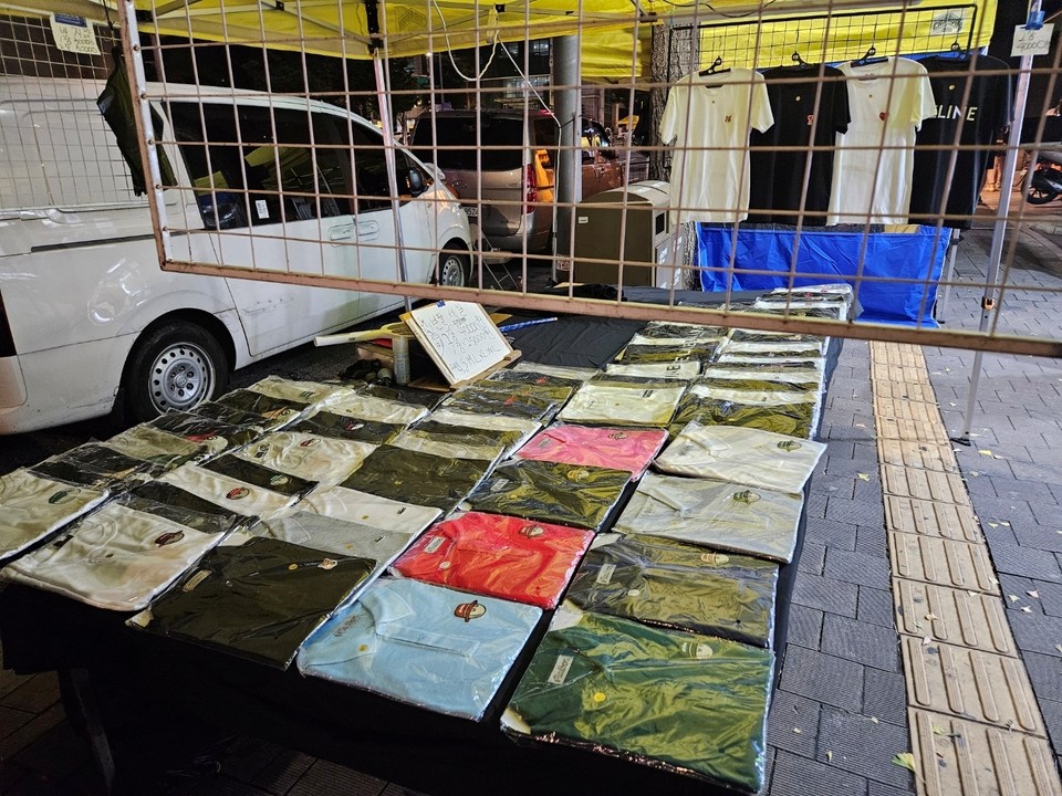 특허청은 지난 9월 3일부터 6일까지 서울시, 서울중구청, 서울중부경찰서 등으로 지난 2월 구성한 ‘새빛시장 위조상품 수사협의체’는 추석 연휴를 앞두고 동대문 ‘새빛시장’에서 합동단속을 벌여 유명 브랜드 위조상품 1534점을 압수조치하고 위조상품을 판매한 A씨(남, 35세) 등 3명을 상표법 위반 혐의로 불구속 입건했다고 13일 밝혔다. 사진=특허청