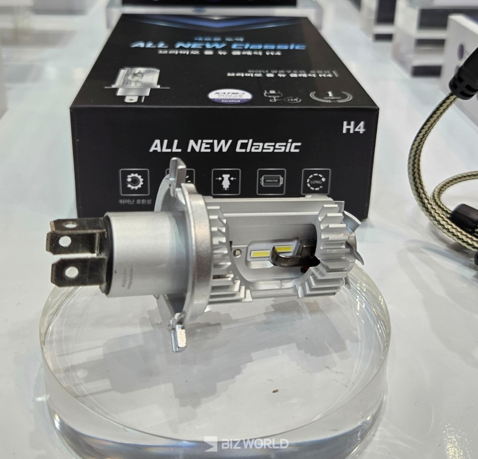 2024 오토살롱 한국자동차튜닝협회 인증부품 홍보부스에 전시된 LED 인증부품. 사진=손진석 기자