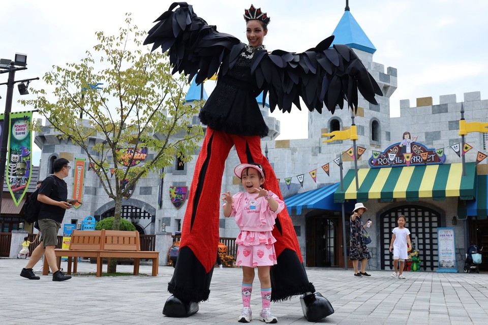 키다리 몬스터와 함께 몬스터 포즈로 사진을 찍는 어린이. 사진=레고랜드 코리아