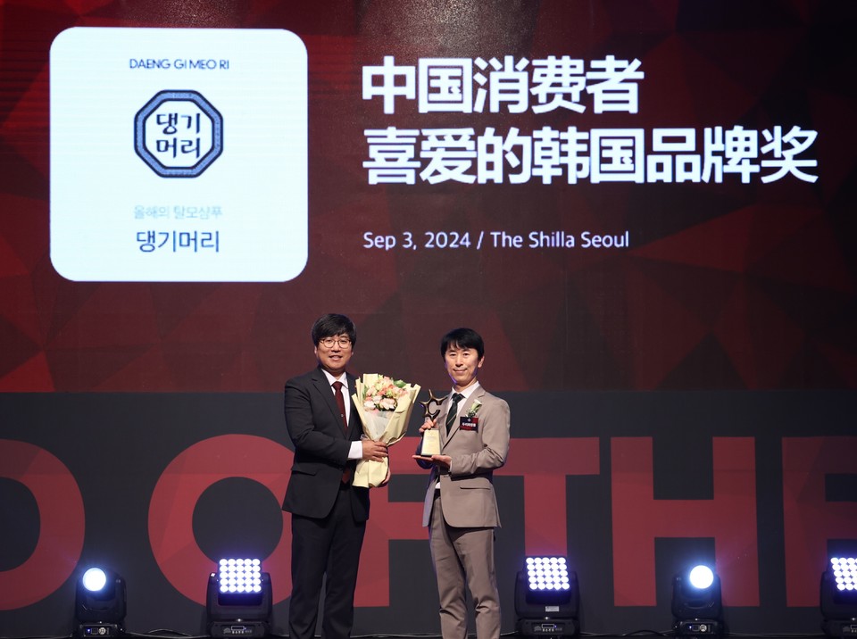두리코스(두리화장품㈜)의 한방 헤어 케어 브랜드 ‘댕기머리’가 최근 중국 소비자 300만 명이 투표한 중국 탈모 샴푸 부문에서 ‘2024 올해의 브랜드 대상’으로 선정됐다고 밝혔다. 사진=두리코스