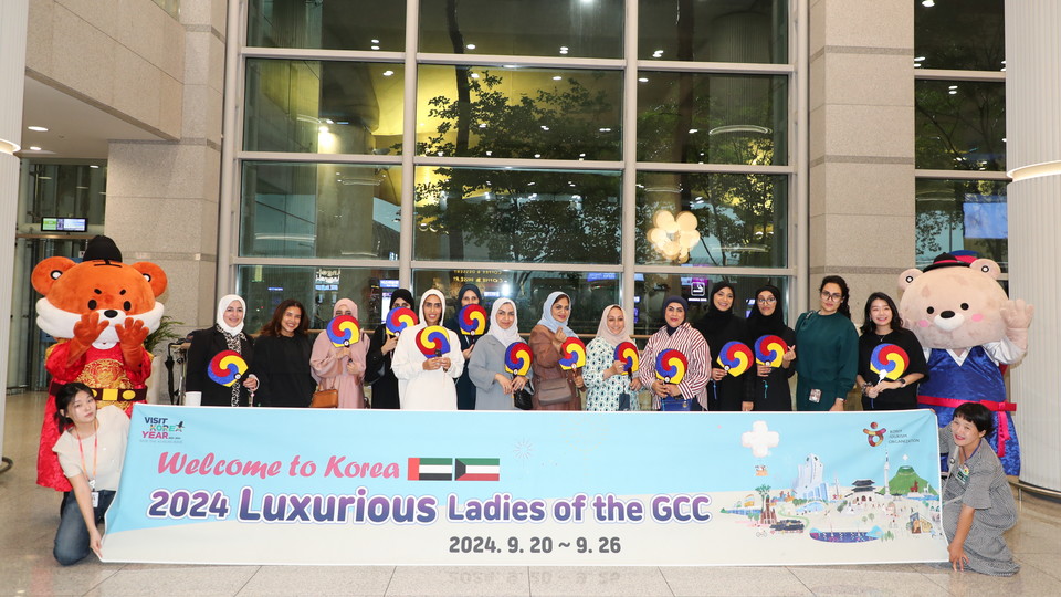 20일 중동 럭셔리 레이디스 클럽 회원들이 팸투어 첫날 인천국제공항에서 단체사진(을 촬영하고 있다. 사진=한국관광공사