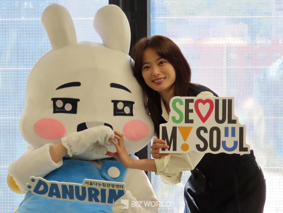 배우 천우희가 ‘서울다누림관광’ 캐릭터 ‘다님이’와 기념사진을 촬영하고 있다. 사진=손진석 기자