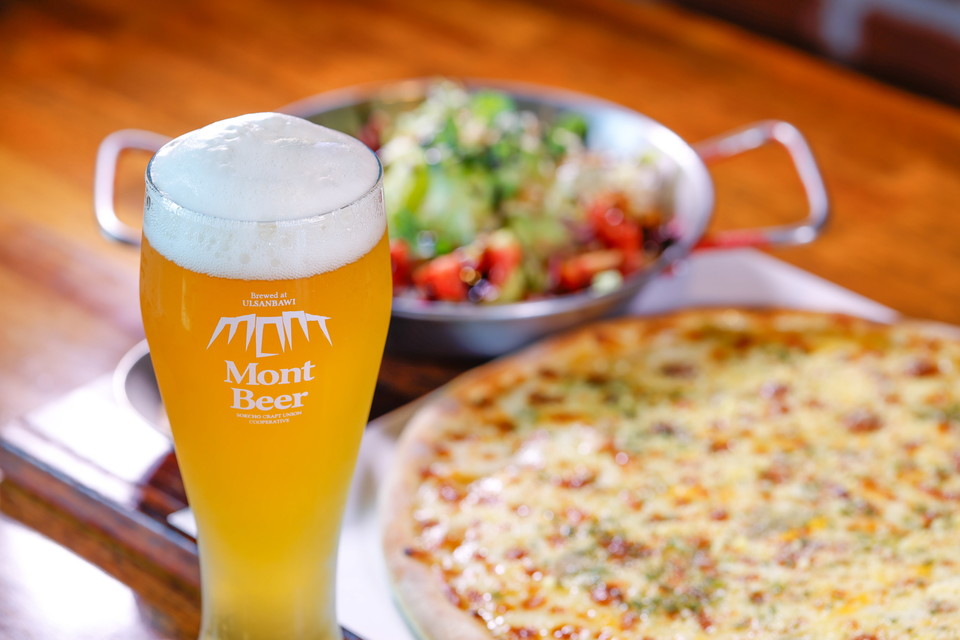 맥주와 함께 피자 등 여러가지 음식을 함께 즐길 수 있다. 사진=오원호