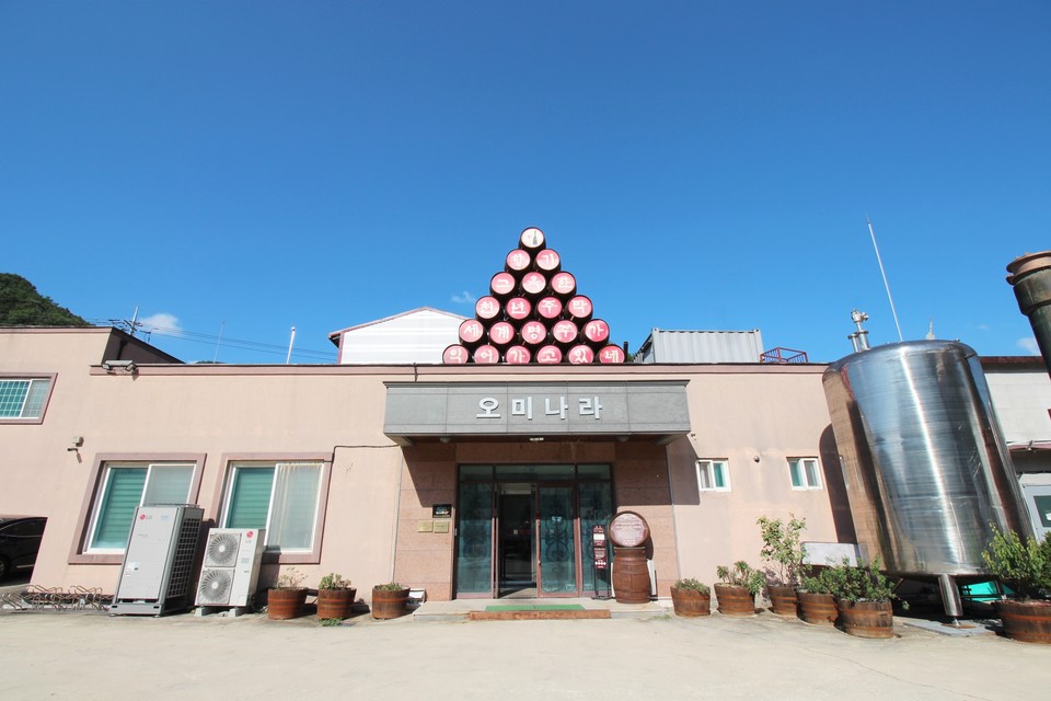 세계 최초의 오미자 와이너리인 문경 '오미나라'. 사진=장보영