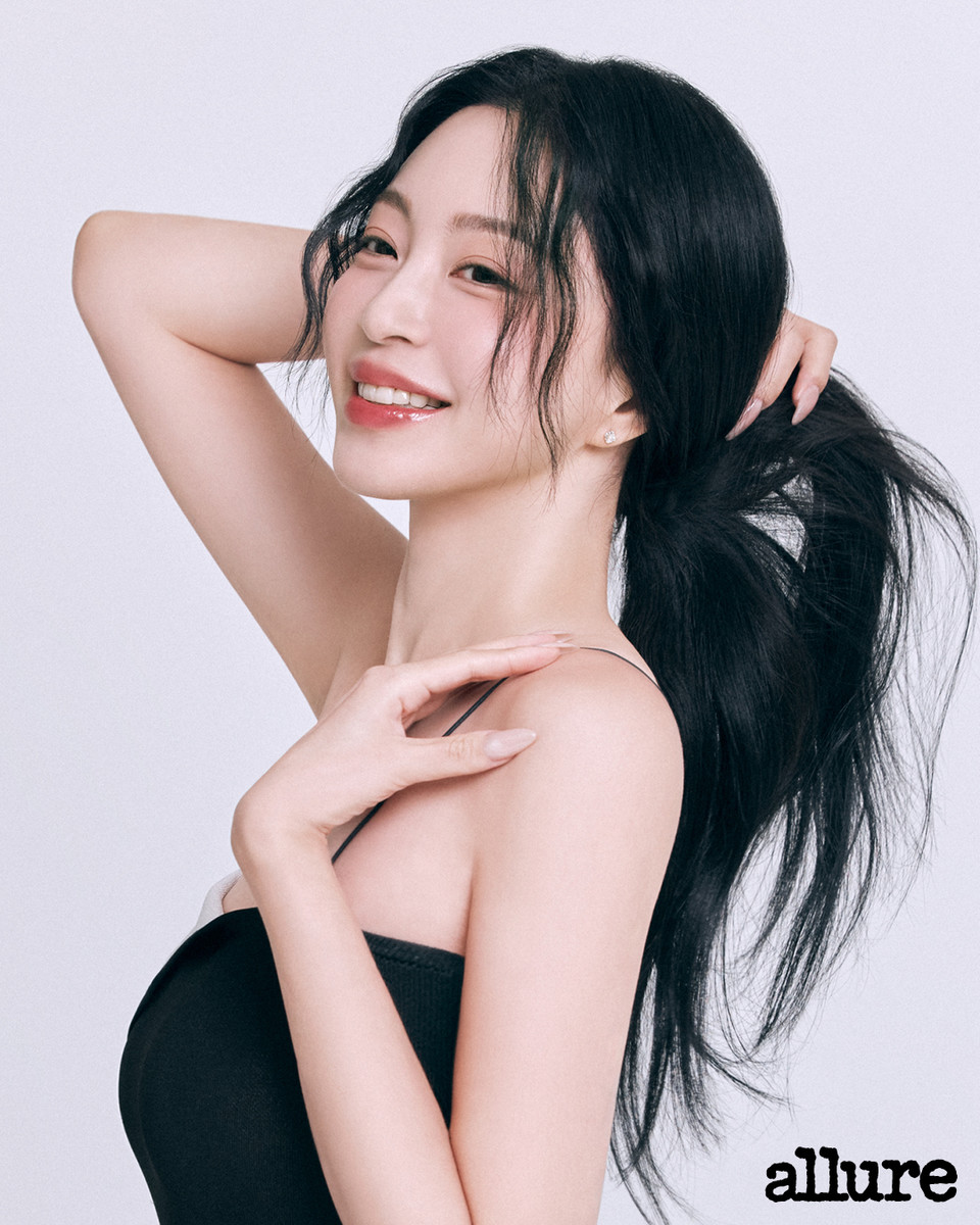 글로벌 에스테틱 전문 기업 '멀츠 에스테틱스(이하 멀츠)'는 배우 한예슬과 함께한 자사 브랜드 '벨로테로'의 새로운 화보를 얼루어 10월호에 공개했다고 27일 밝혔다. 얼루어10월호 화보. 사진=얼루어