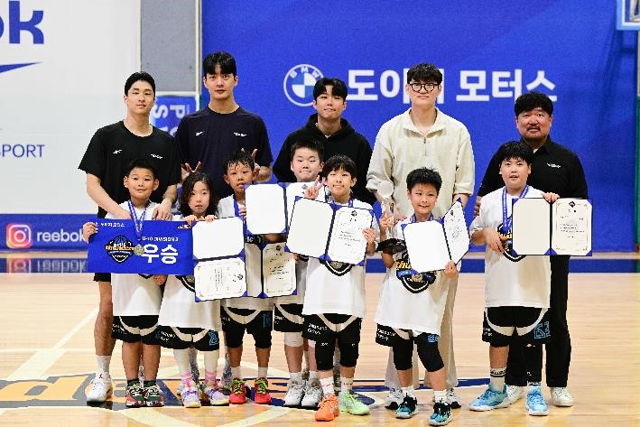 BMW 공식딜러 ‘도이치모터스’가 주최하고 삼성리틀썬더스가 주관한 ‘제1회 도이치모터스배 삼성리틀썬더스 농구대회’가 성공적으로 개최됐다고 30일 밝혔다. (사진 뒷줄 좌측부터) 서울삼성썬더스농구단 조준희, 차민석, 박민채, 이동엽, 도이치모터스 이보람 이사. (사진 앞줄) 제1회 도이치모터스배 삼성리틀썬더스 농구대회 U-10 우승팀 분당삼성 선수들. 사진=도이치모터스