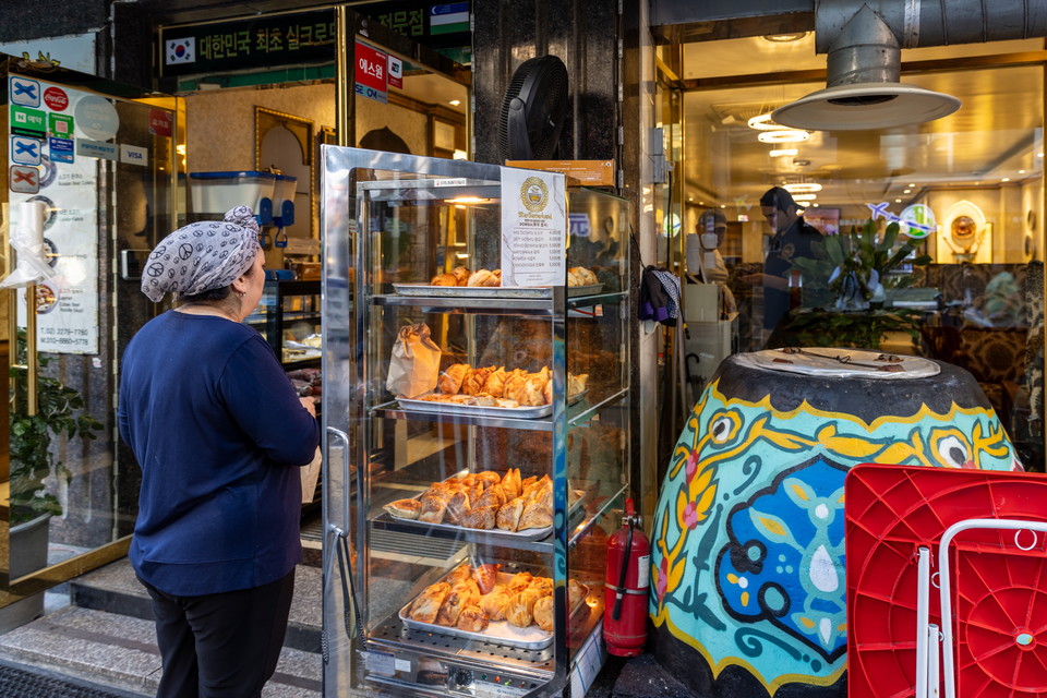 중앙아시아 식당 화덕. 사진=서울관광재단