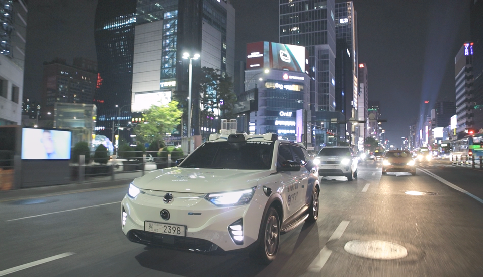 강남에서 시범운영 중인 KGM 자율주행택시 주행모습. 사진=KGM