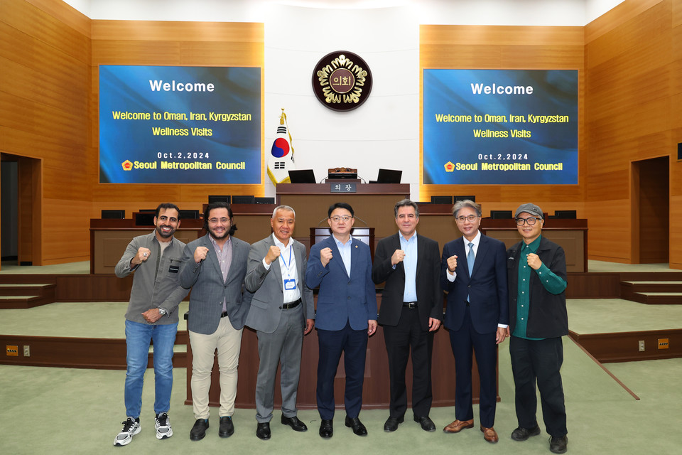 김춘곤 서울시의원(가운데)이 오만·이란·키르기스스탄 3개국의 웰니스산업 관련 단체 대표자들과 회담을 진행하고 기념사진을 촬영하고 있다.사진=서울시의회