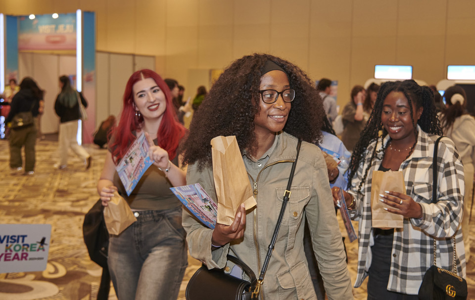 K-링크 페스티벌 K-컬처존에서 스탬프투어를 즐기고 있는 외국인 관람객. 사진=한국관광공사