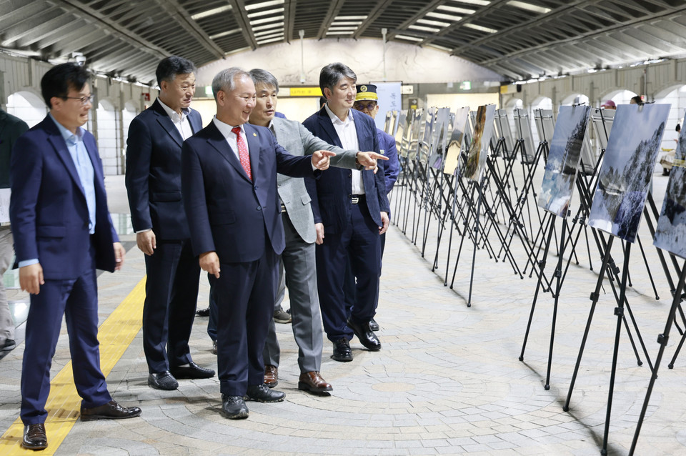 이병윤 교통위원장이 관계자들과 전시된 독도사진을 감상하고 있다. 사진=서울시의회
