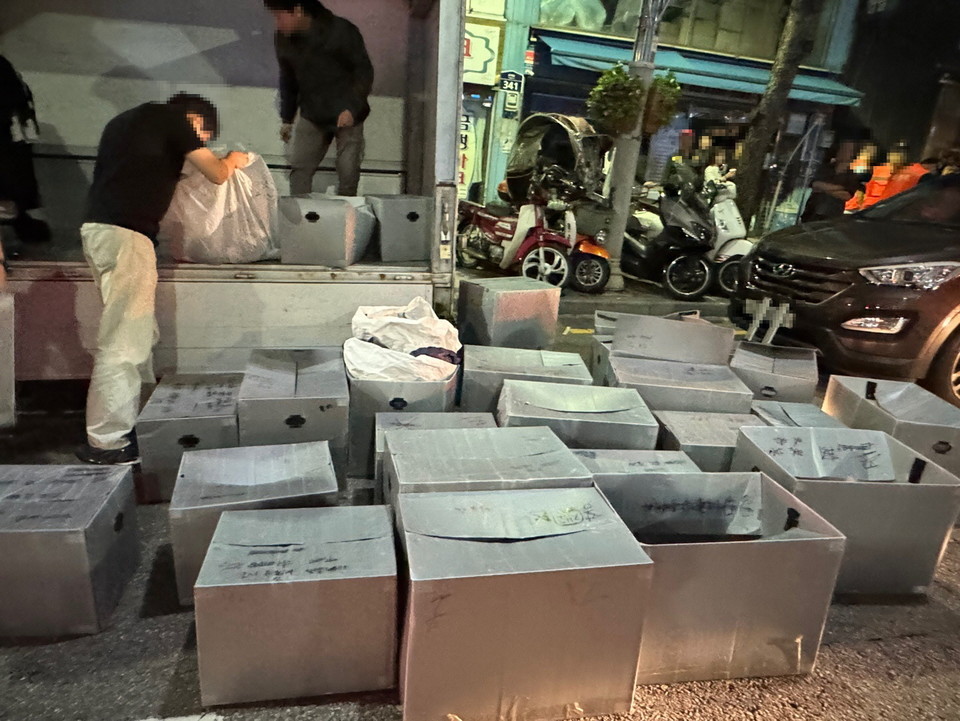 특허청과 서울시, 서울중구청, 서울중부경찰서 등으로 구성된 ‘새빛시장 위조상품 수사협의체’는 지난 9월 24일부터 27일까지 서울 동대문 ‘새빛시장’에서 제5차 합동단속을 벌여 유명 브랜드 위조상품 903점을 압수조치하고 위조상품을 판매한 A씨(남, 23세) 등 3명을 상표법 위반 혐의로 불구속 입건했다고 밝혔다.