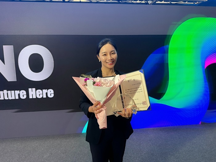 B2B SaaS 장애인 특화 재택근무 시스템 기업 ‘브이드림’이 ‘제8회 대한민국 디지털 미래혁신대상’에서 디지털플랫폼정부위원회 위원장상을 수상하는 영예를 안았다고 11일 밝혔다. 김민지 브이드림 대표가 수상 후 기념촬영을 하고 있다. 사진=브이드림