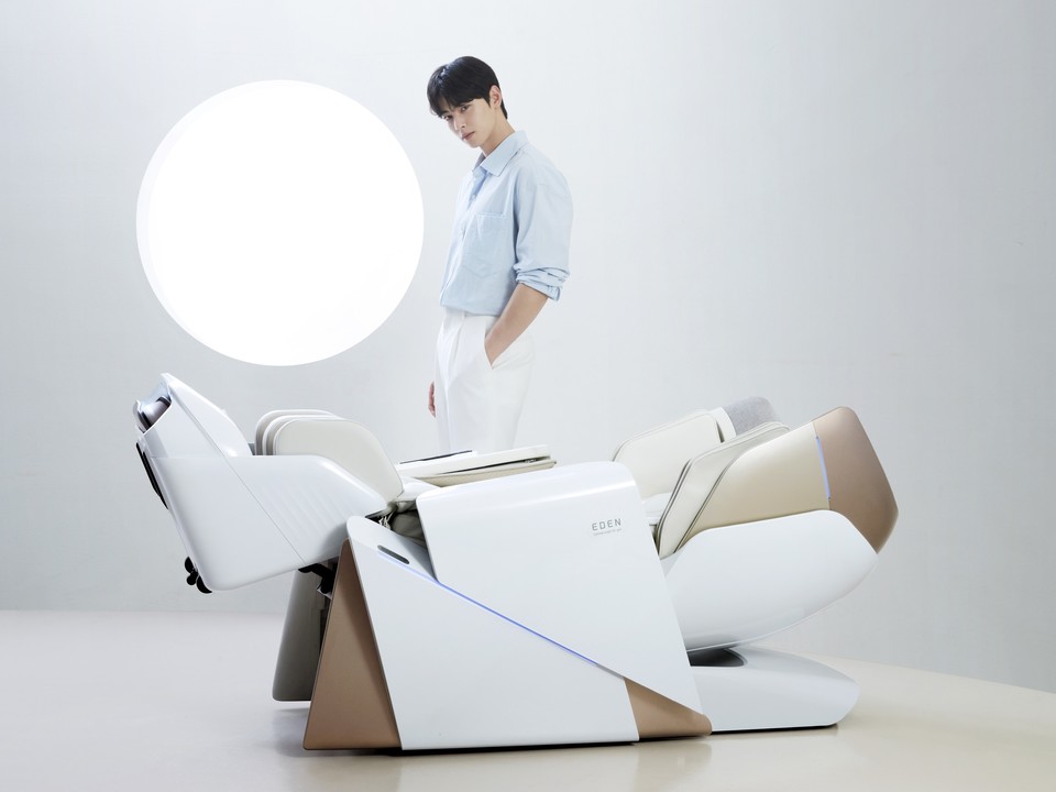 바디프랜드 엠버서더 차은우와 마사지 체어베드 '에덴'. 사진=바디프랜드