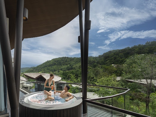 푸켓 노쿠리조트의 테라스에 설치된 목욕시설. 사진=노쿠리조트