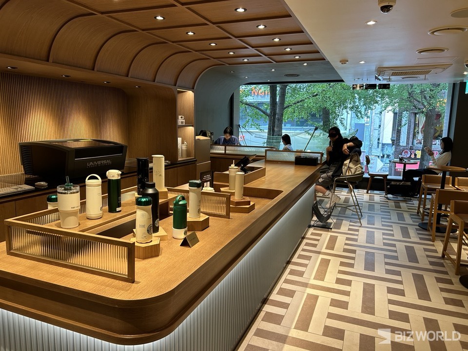 스타벅스 코리아의 국내 1호 매장인 이대점이 개점 25주년을 맞아 지난달 리뉴얼 오픈했다. 사진=김선주 기자