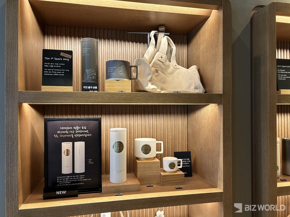 스타벅스는 각인 전용 텀블러에 나만의 문구나 애칭 등을 새길 수 있는 개인 맞춤별 각인 서비스를 국내 스타벅스 매장 최초로 이대점에 도입했다. 사진=김선주 기자