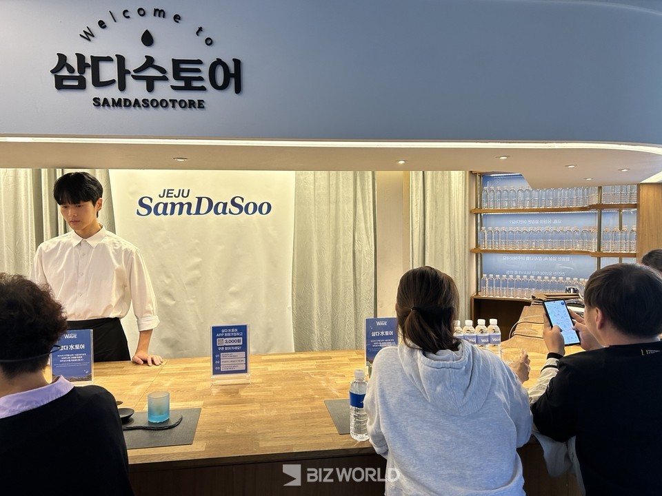 제주삼다수가 누디트 익선에서 오는 24일까지 '잔잔한 일상의 새로운 물결, 웨이브' 팝업스토어를 운영한다. 사진은 1층에서 열리는 삼다수스토어에서 유형별 물 시음을 체험하는 소비자들의 모습. 사진=김선주 기자