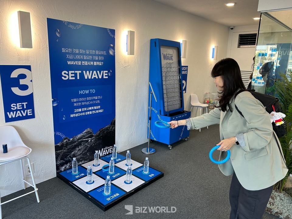 제주삼다수 팝업스토어 2층에서는 다양한 게임을 즐길 수 있다. 게임 외에도 방명록존, 포토존 등이 마련됐다. 사진=김선주 기자