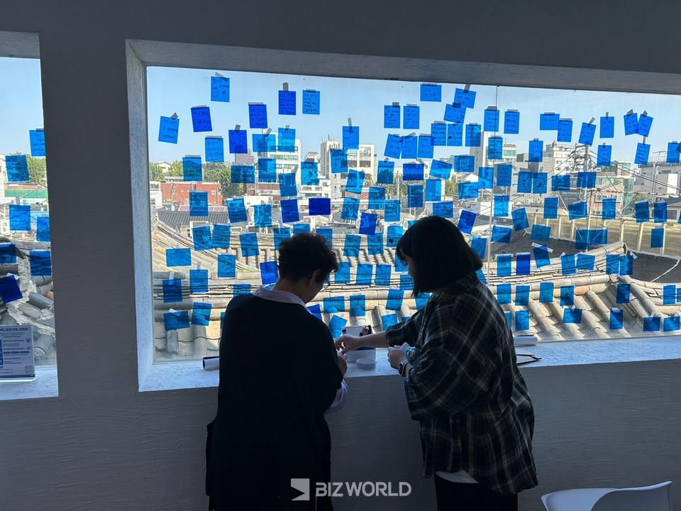 익선동의 한옥을 한 눈에 내려다 보며 방명록을 남길 수 있는 방명록존이다. 사진=김선주 기자