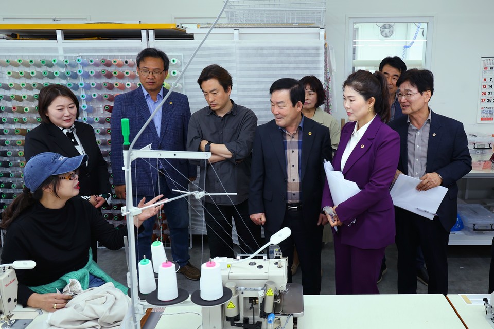 기획경제위원회 위원들이 현장방문에서 애로사항을 청취하고 있다. 사진=서울시의회