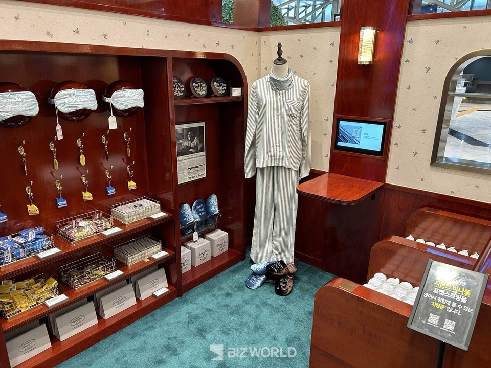 열차 식당칸 콘셉트로 꾸며진 이 공간에는 시몬스 특별 제작 굿즈들이 전시돼 있다. 사진=김선주 기자