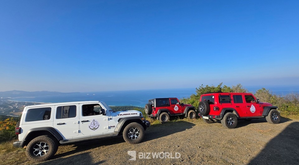 지프 캠프 2024 중 와일드 트레일 봉화대산 정상에 도착한 지프. 사진=손진석 기자
