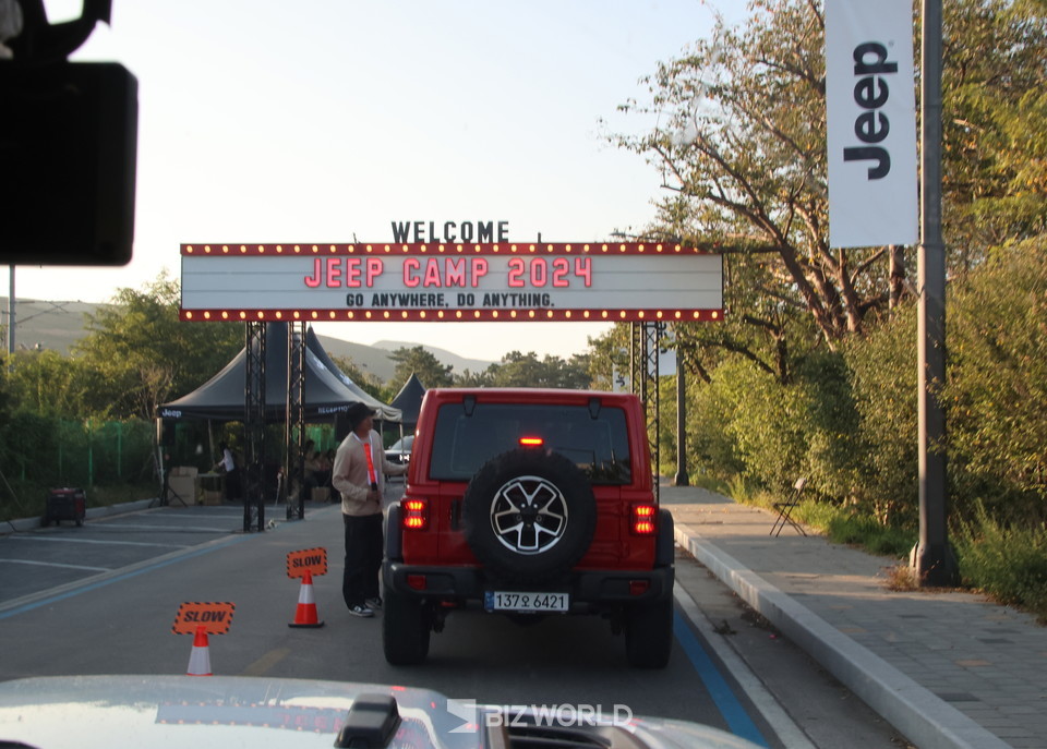 지프 캠프 입소를 위한 등록 절차를 진행하고 있다. 사진=손진석 기자