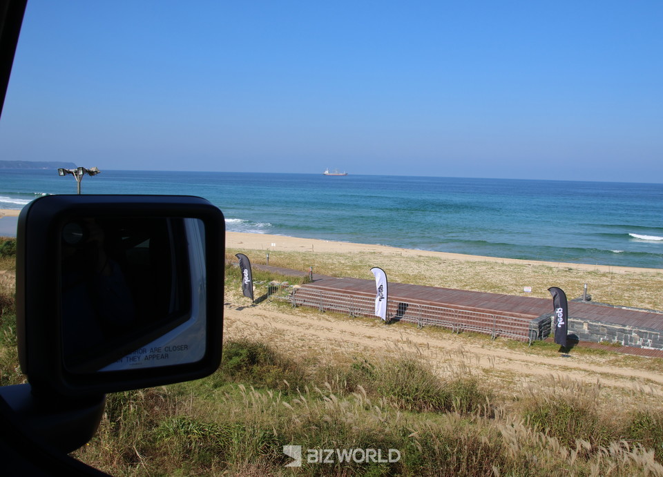 웨이브 파크 센드 트랩을 지나 트랙션 코스로 가는 길 옆으로 동해 바다와 모랫사장이 멋진 풍경을 연출하고 있다. 사진=손진석 기자