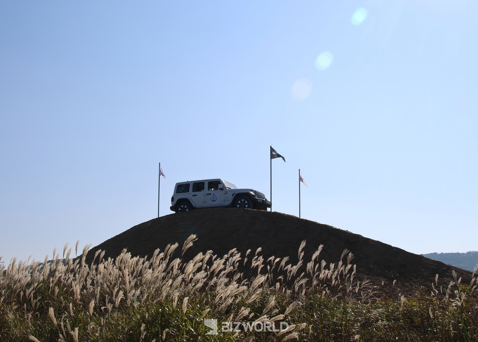 웨이브 파크 트렉션 코스를 주행하고 있는 차량. 사진=손진석 기자