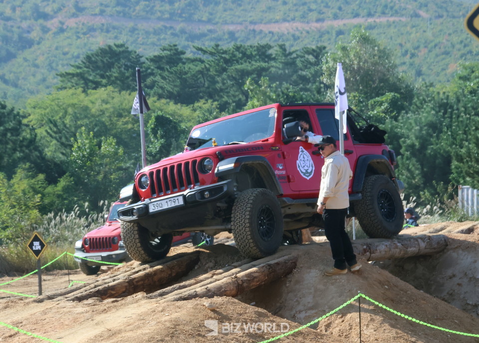웨이브파크에 마련된 통나무 다리를 건너는 방법을 배우고 있는 참가자. 사진=손진석 기자