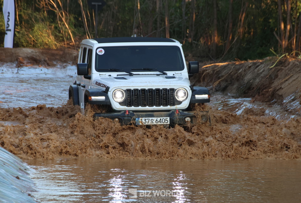 수로를 건너고 있는 참가자. 사진=손진석 기자
