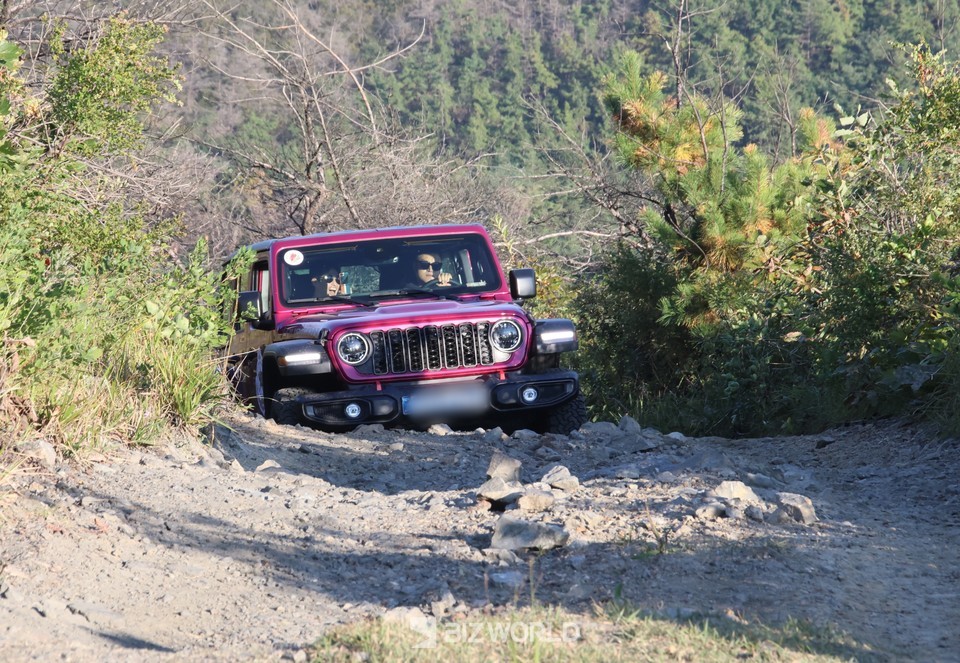 봉화대산 정상에 도착하고 있는 참가자. 사진=손진석 기자