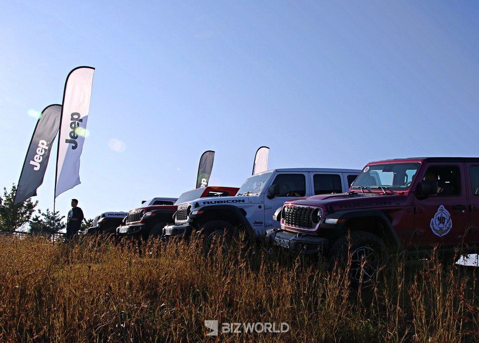 봉화대산 정상에 도착한 차량들. 사진=손진석 기자