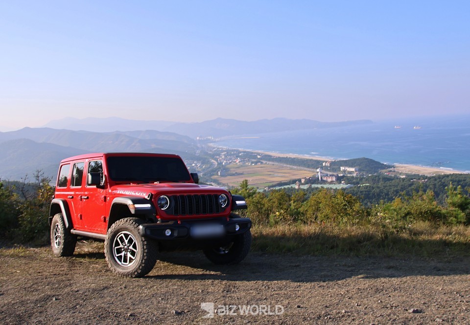 봉화대산 정상에서 동해를 배경으로 서 있는 지프. 사진=손진석 기자