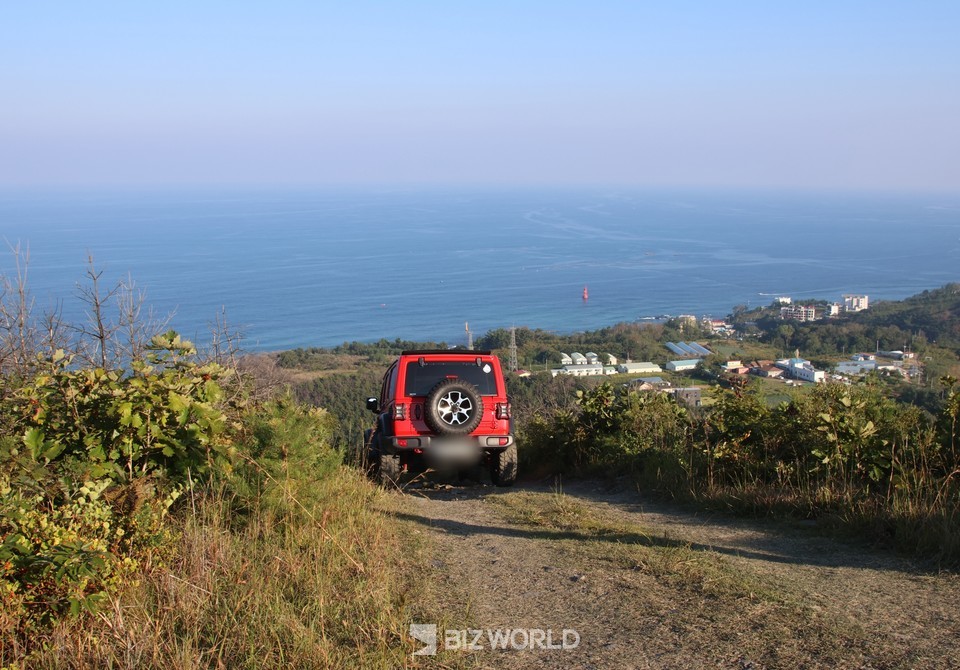 봉화대산에서 하산 하는 차량. 사진=손진석 기자