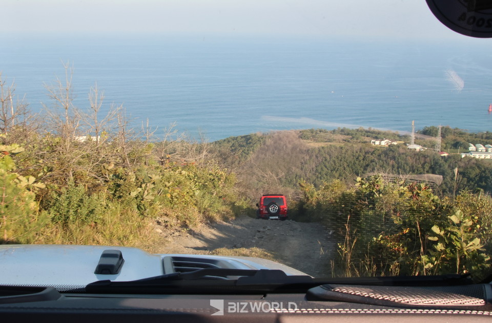 하산을 위해 출발하는 차량 내부에서 바라본 전경. 사진=손진석 기자