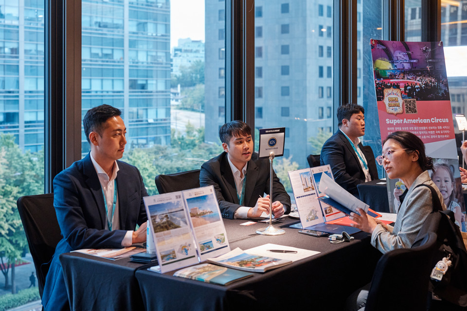 트래블마트 참가자들이 괌현지 업체와 상담을 하고 있다. 사진=괌정부관광청