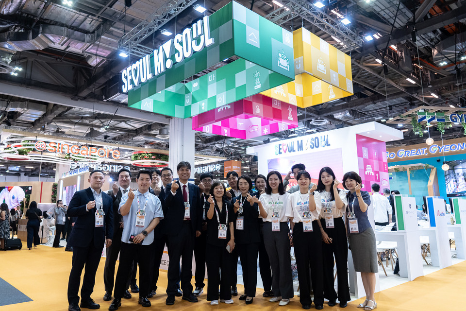 ITB Asia 서울 홍보관 공동참가사 관계자들이 기념 사진을 촬영하고 있다. 사진=서울관광재단