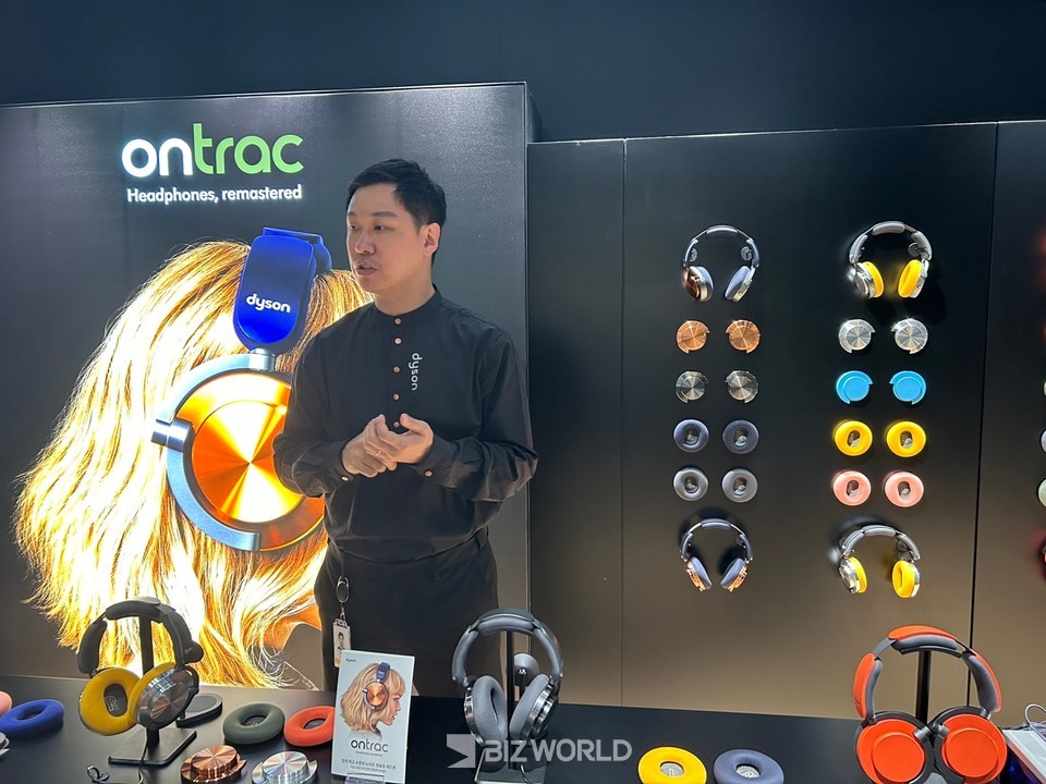 다이슨코리아가 서울 영등포구 다이슨 스토어 IFC몰점에서 노이즈 캔슬링 헤드폰 ‘다이슨 온트랙(Dyson OnTrac)’을 체험할 수 있는 ‘다이슨 온트랙 뮤직 라이브러리’를 운영한다. 기자는 24일 오후에 방문해 쉐인 스페셜리스트의 설명을 들었다. 사진=김선주 기자